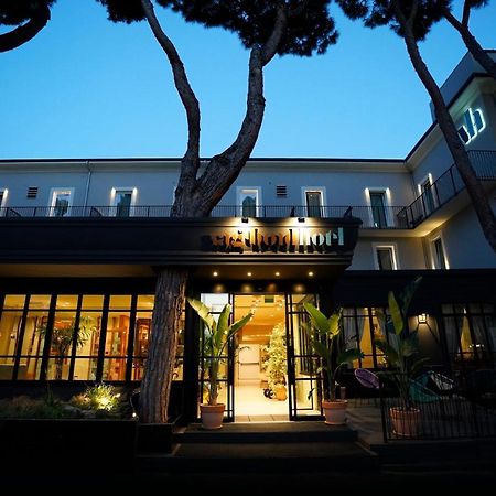 Hotel Vagabond Riccione Bagian luar foto